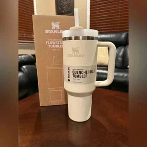 NEW AUTHENTIC STANLEY THE FLOWSTATE 40oz QUENCHER H2.O TUMBLER CREAM